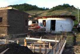 Sat eco in Buzau cu casute din lut