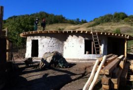 Sat eco in Buzau cu casute din lut