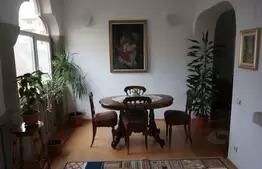 Casa de 520 mp, curte privata, locuri de parcare, zona Centrala