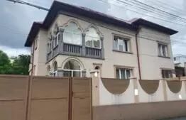 Casa de 520 mp, curte privata, locuri de parcare, zona Centrala