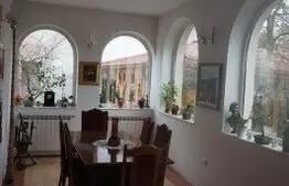 Casa de 520 mp, curte privata, locuri de parcare, zona Centrala