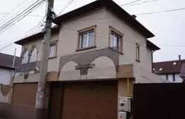 Casa de 520 mp, curte privata, locuri de parcare, zona Centrala