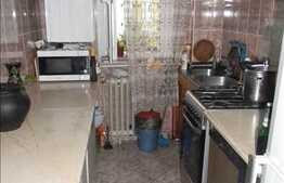 Apartament 3 camere, semidecomandat, 54 mp, boxe la subsol, zona Aleea Retezat