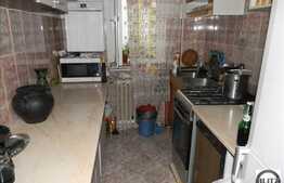 Apartament 3 camere, semidecomandat, 54 mp, boxe la subsol, zona Aleea Retezat