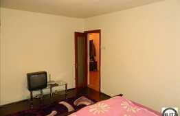 Apartament cu 3 camere de vanzare, 65 mp, decomandat, cu garaj, zona Kaufland