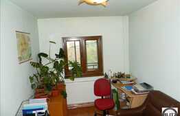 Apartament cu 3 camere de vanzare, 65 mp, decomandat, cu garaj, zona Kaufland