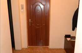 Apartament cu 3 camere de vanzare, 65 mp, decomandat, cu garaj, zona Kaufland