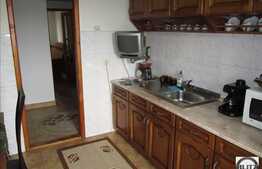 Apartament de vanzare, 3 camere, cu boxa la subsol si garaj, zona Kaufland!