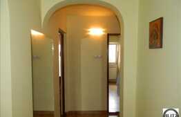 Apartament de vanzare, 3 camere, decomandat, boxa la subsol, loc de parcare!