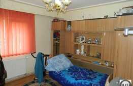 Apartament 3 camere, 65 mp, decomandat, boxa la subsol, zona strazii Fabricii
