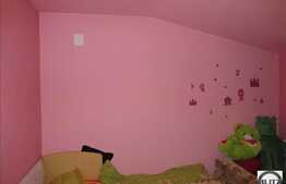 Mansarda inalta cu 2 camere, 51 mp utili, decomandat, mobilat si utilat!