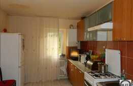 Apartament de vanzare, 4 camere, etaj intermediar, boxa la subsol, zona Campului