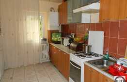 Apartament de vanzare, 4 camere, etaj intermediar, boxa la subsol, zona Campului