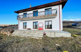 Casa individuala finisata de 5 camere, 3 bai, 174 mp utili, teren 700 mp si panorama superba la intrare in Chinteni