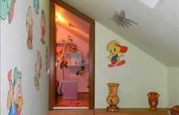 Apartament de vanzare, 3 camere, cu scara interioara, loc de parcare si boxa!