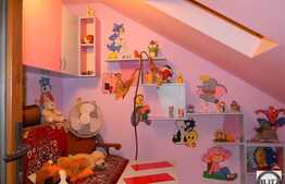 Apartament de vanzare, 3 camere, cu scara interioara, loc de parcare si boxa!