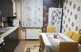 Apartament cu 3 camere, decomandat, balcon, zona Nora