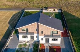 Ansamblu cochet de case, 4 dormitoare, calitate premium.