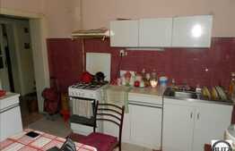 Apartament 3 camere 85.8 mp cu 220 mp gradina proprie,curte 81 mp!Zona Republici