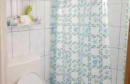 4 camere de vanzare , loc de parcare