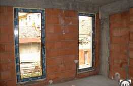 3 camere de vanzare , terasa de 60 mp si loc de parcare, in imobil tip vila