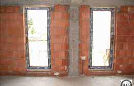 3 camere de vanzare , terasa de 60 mp si loc de parcare, in imobil tip vila