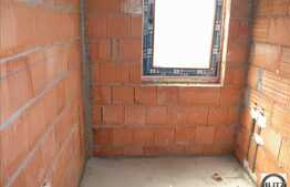 3 camere de vanzare , terasa de 60 mp si loc de parcare, in imobil tip vila