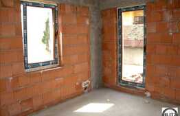 3 camere de vanzare , terasa de 60 mp si loc de parcare, in imobil tip vila