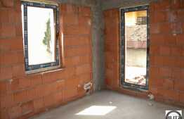 3 camere de vanzare , terasa de 60 mp si loc de parcare, in imobil tip vila