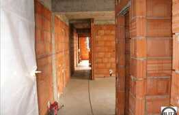 3 camere de vanzare , terasa de 60 mp si loc de parcare, in imobil tip vila