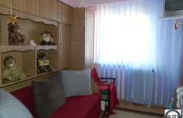Apartament de vanzare, 3 camere, 53 mp, cu boxa la subsol si parcare, zona BIG!
