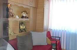 Apartament de vanzare, 3 camere, 53 mp, cu boxa la subsol si parcare, zona BIG!