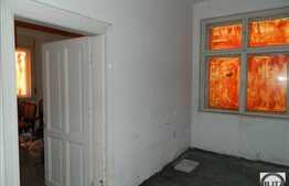 Apartament 8 incaperi, 143 mp, terasa 56 mp, parcare, imobil de tip casa/vila