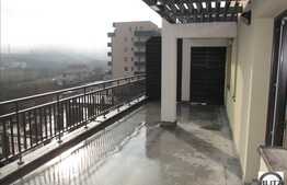 2 camere, 52 mp urili, garaj, boxa, 2 terase 50 mp, zona strazii Romul Ladea