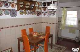 Apartament 3 camere, 66 mp, mobilat, garaj, boxe, zona strazii Bistritei