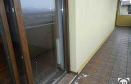 Mansarda inalta 50 mp, decomandata, balcon, terasa de 15 mp,zona Porii! Parcare!