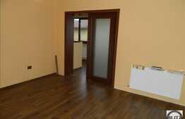 Mansarda inalta 50 mp, decomandata, balcon, terasa de 15 mp,zona Porii! Parcare!