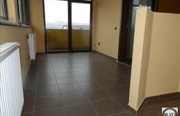 Mansarda inalta 50 mp, decomandata, balcon, terasa de 15 mp,zona Porii! Parcare!