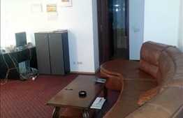 Vanzare apartament cu 3 camere , 31 mp cota parte curte, zona Teatrul National