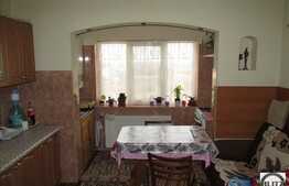 Vanzare 2 camere, decomandat, 50 mp, boxa, pozitionare E-V, zona Iulius Mall!