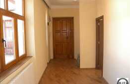Apartament cu 3 camere de vanzare, zona Piata Unirii