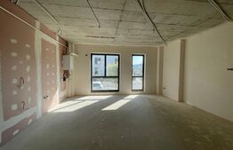 Spatiu comercial, 150mp, parcare, vitrina, zona Vivo 