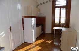 La 3 minute de magazinul Central! Apartament cu personalitate!