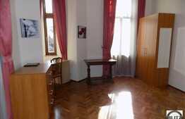 La 3 minute de magazinul Central! Apartament cu personalitate!