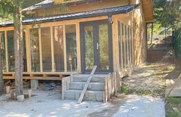 Cabana la rosu,  1000 mp teren, zona Belis 