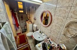 Apartament la casa, 2 camere, 55mp, decomandat, gradina, 2 bai, parcare, zona Centrala