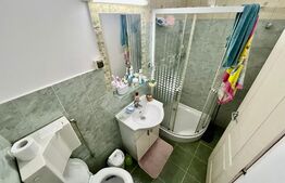 Apartament la casa, 2 camere, 55mp, decomandat, gradina, 2 bai, parcare, zona Centrala