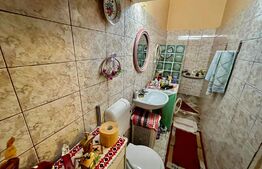 Apartament la casa, 2 camere, 55mp, decomandat, gradina, 2 bai, parcare, zona Centrala