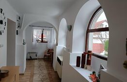 Casă 3 camere, teren 2048 mp, garaj, șură, beci, Săcele 