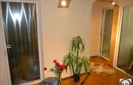 De vanzare apartament cu 3 camere, decomandat, cu 2 balcoane si boxa de 20 mp